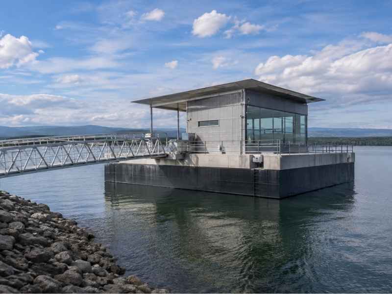 Floating barge foundation supporting a structure on water

